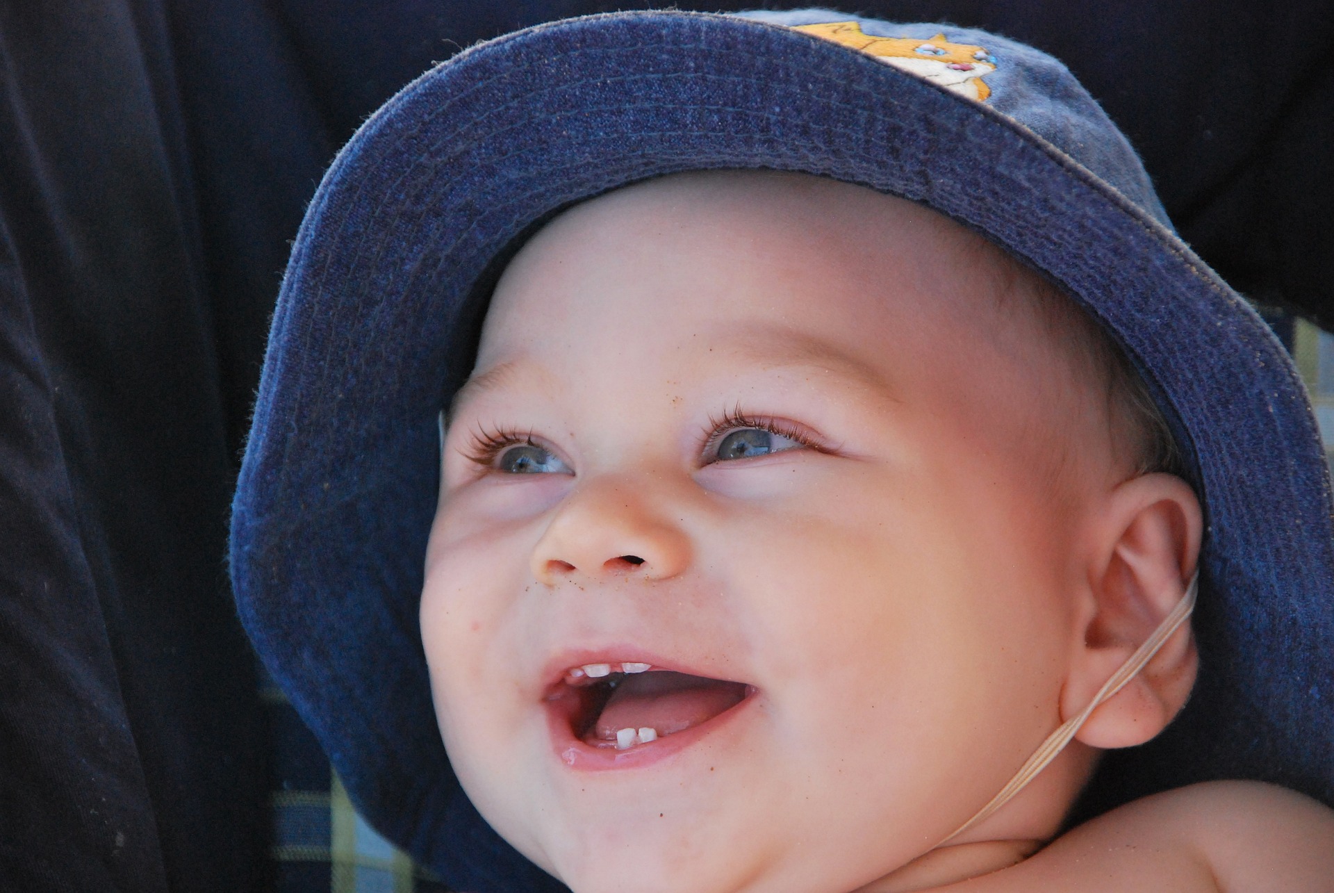 Baby smiling. picture for article homeopathic remedies for teething