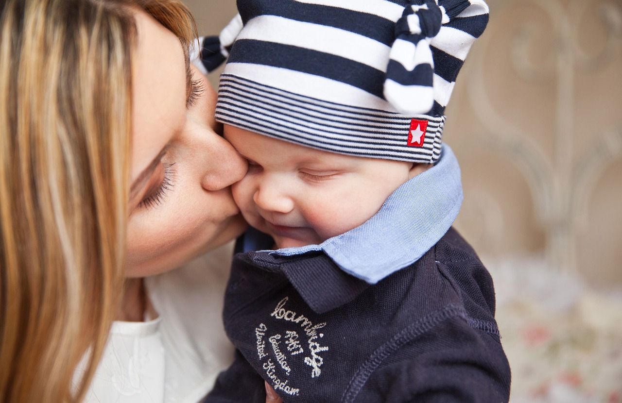 Mom kissing baby for article 6 ways to know you are a good enough mom