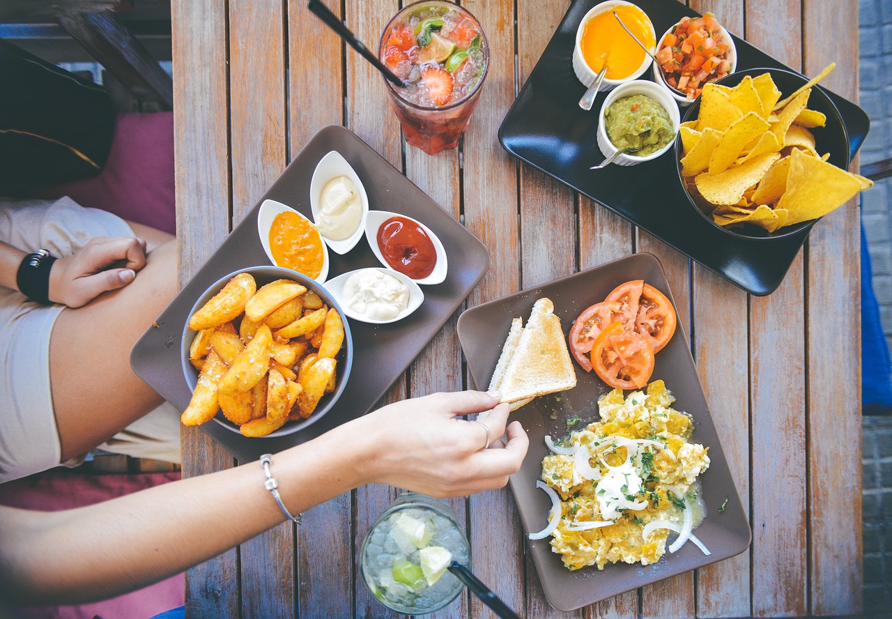 woman eating a meal: diet and breastmilk