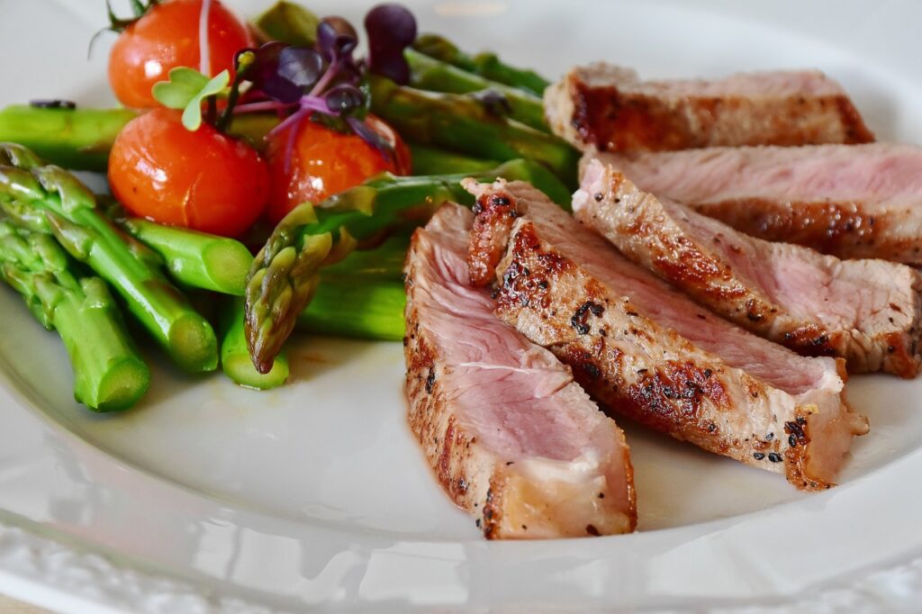 plate of asparagus and beef